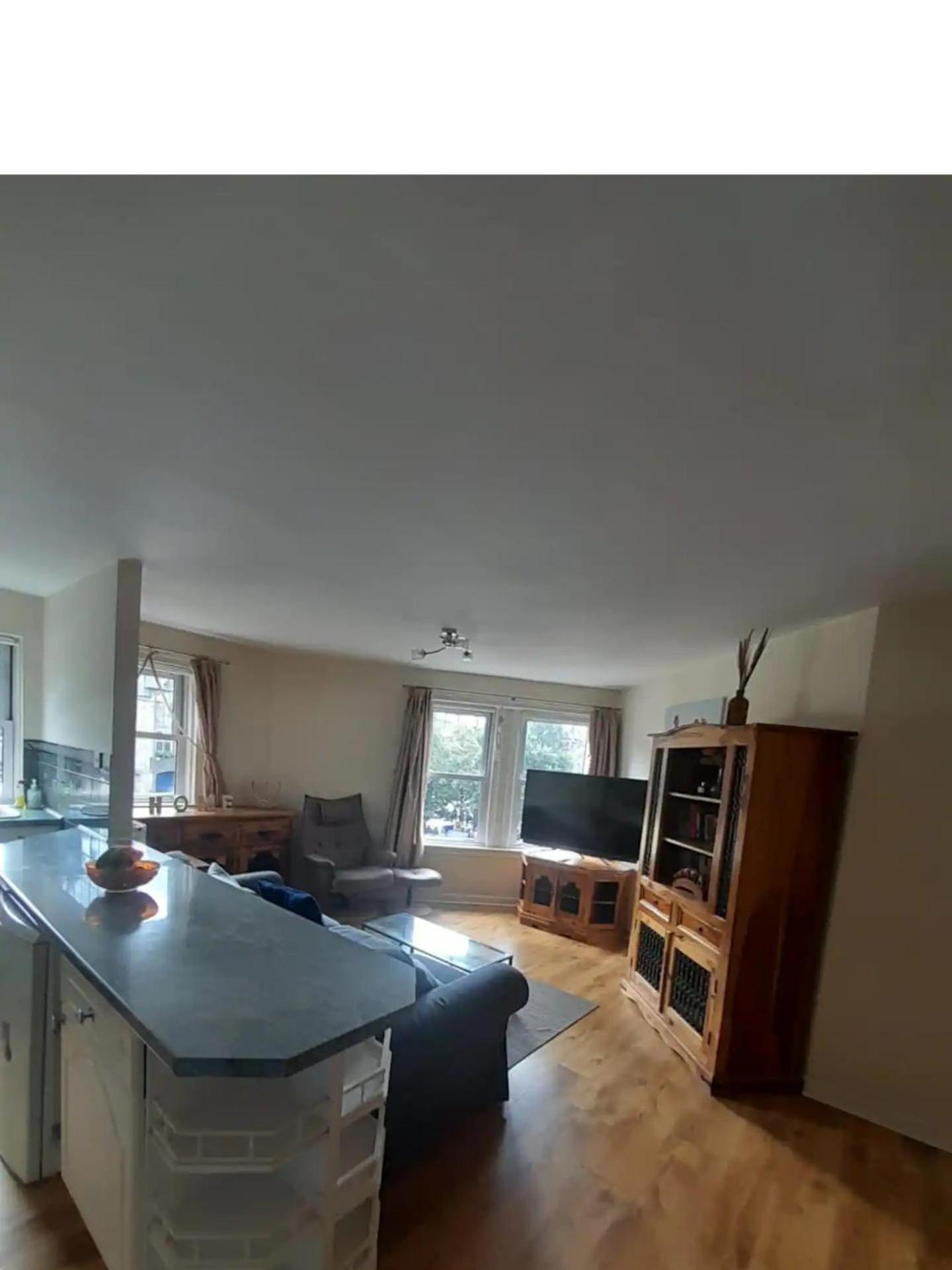 3 Bedrooms Flat in Central Edinburgh Old Town Sleeps 6 view 3