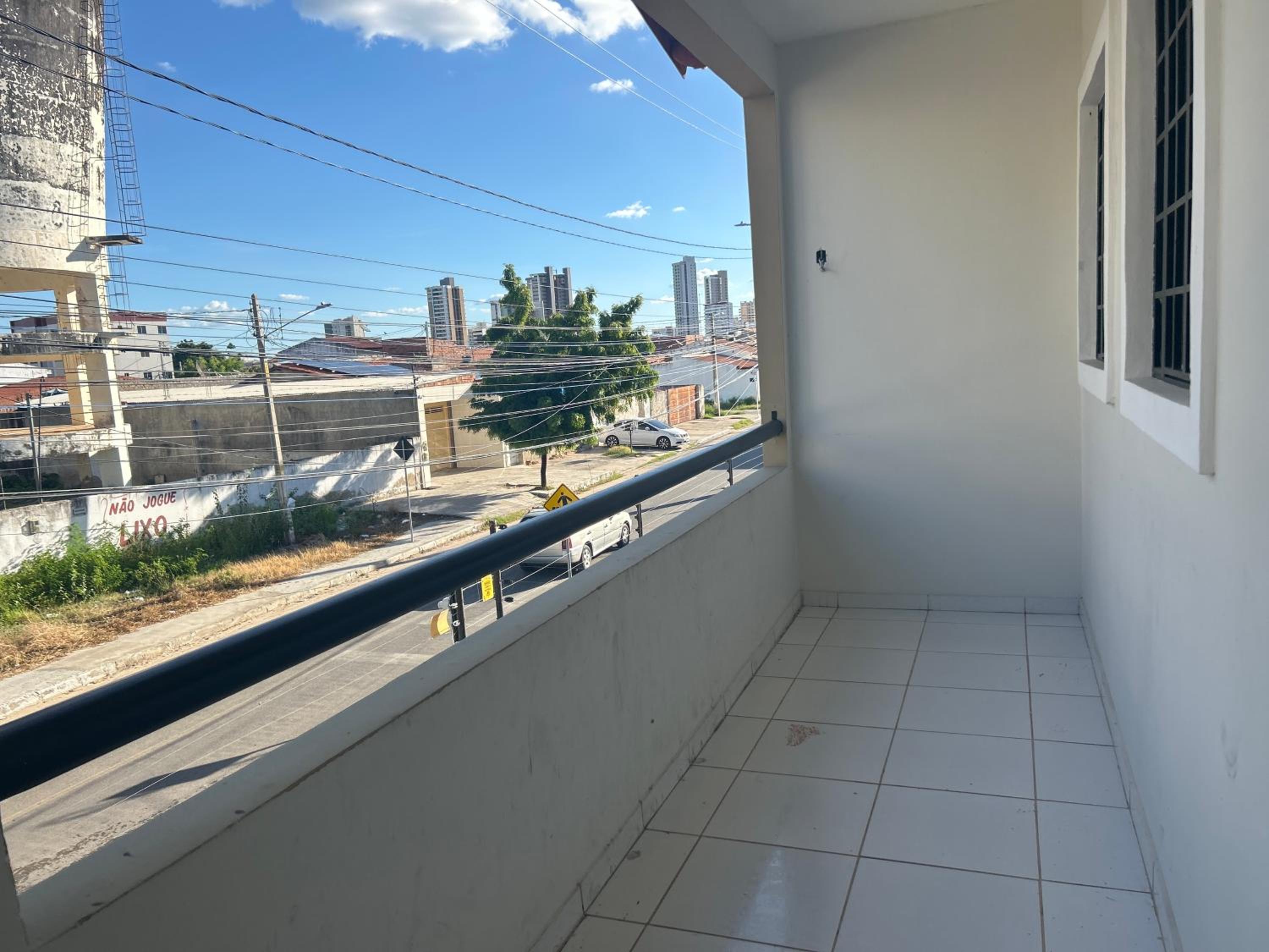 Bem próximo ao shopping para 08 pessoas com garagem