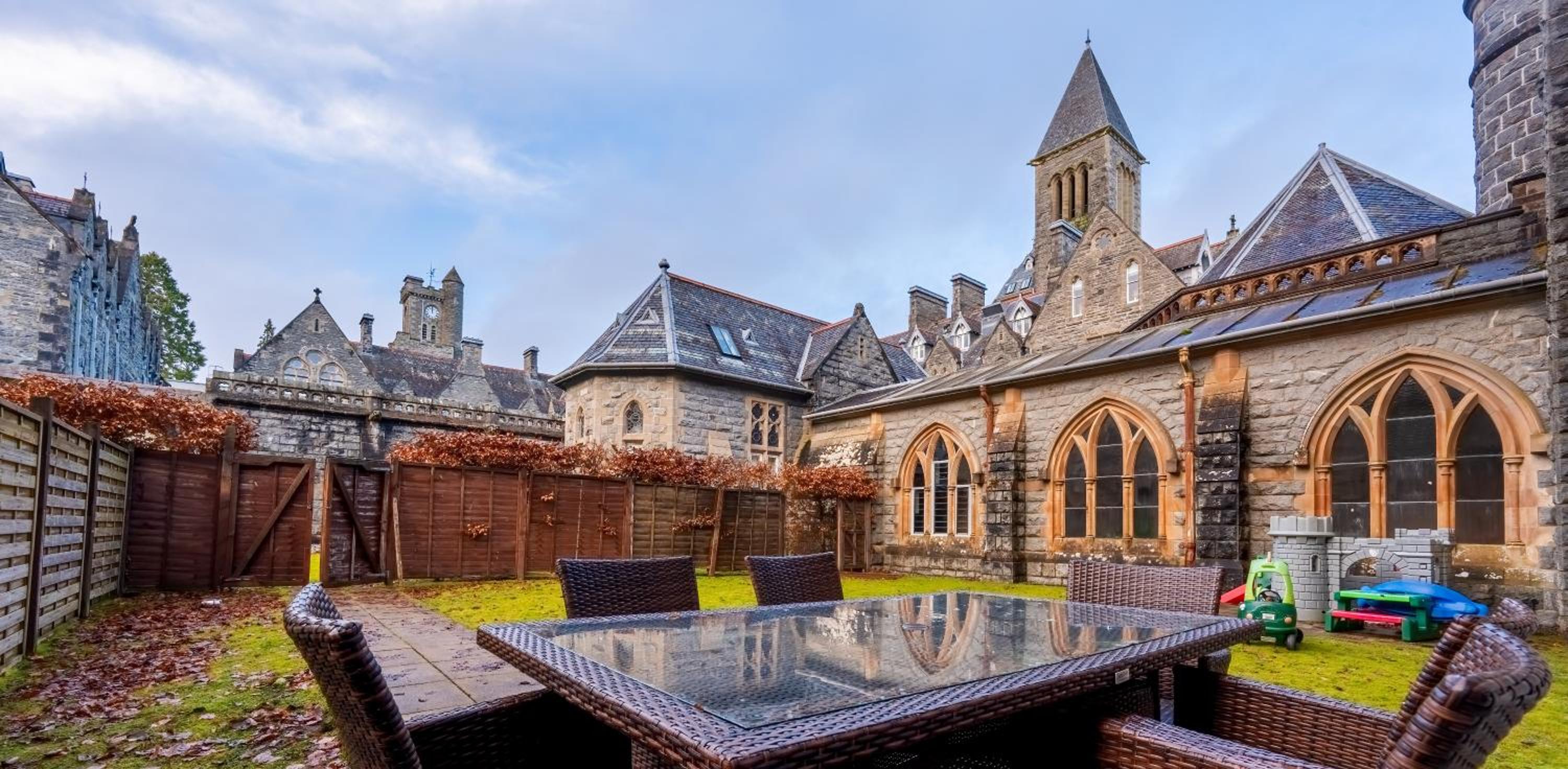 Hotel Abbey Church 9 The Nave 2 bedroom Luxury Self catering apartment in Historic Abbey - Image 1