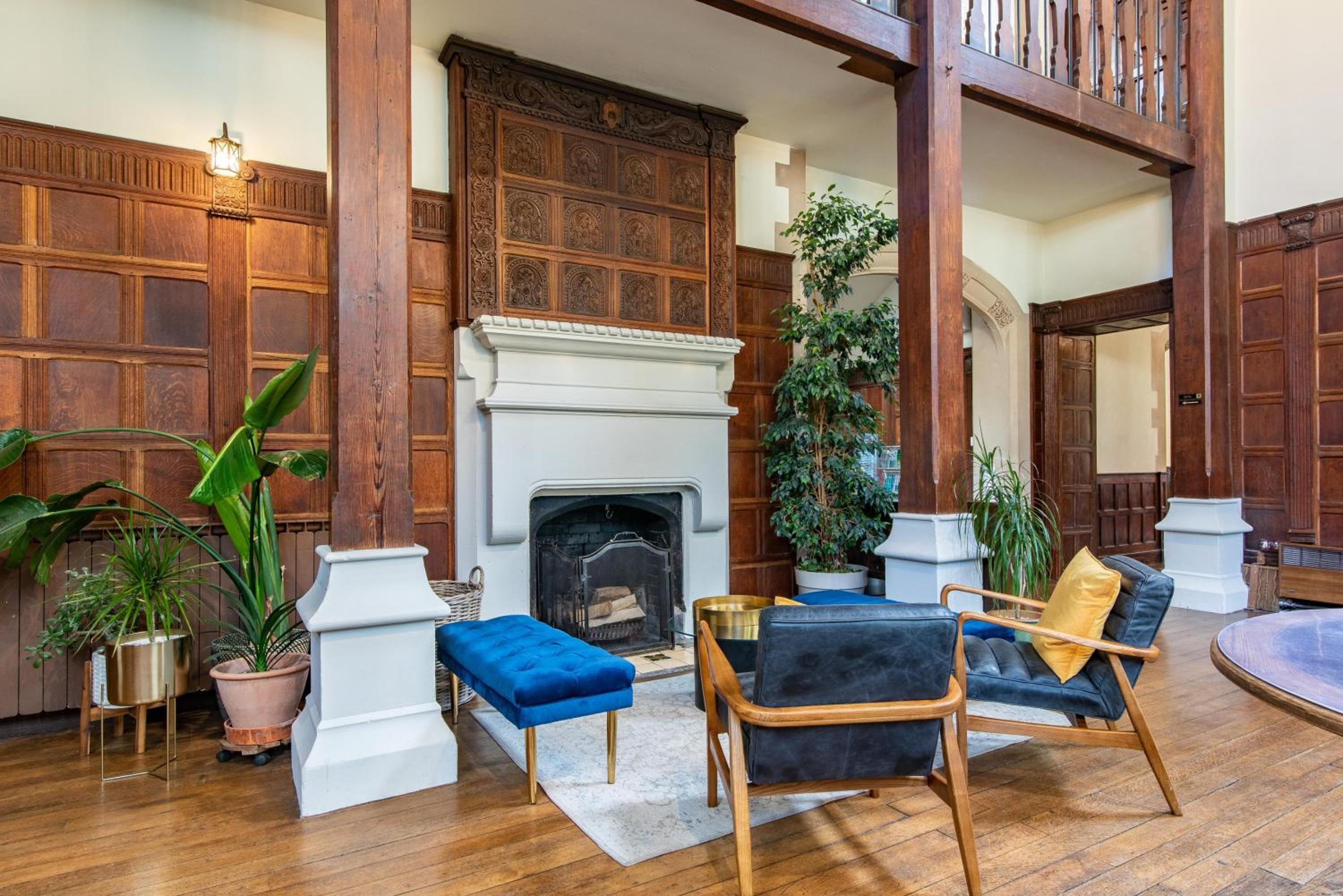 9 Bedrooms Grand Manor House Near Bath, Sleeps 26 view 5
