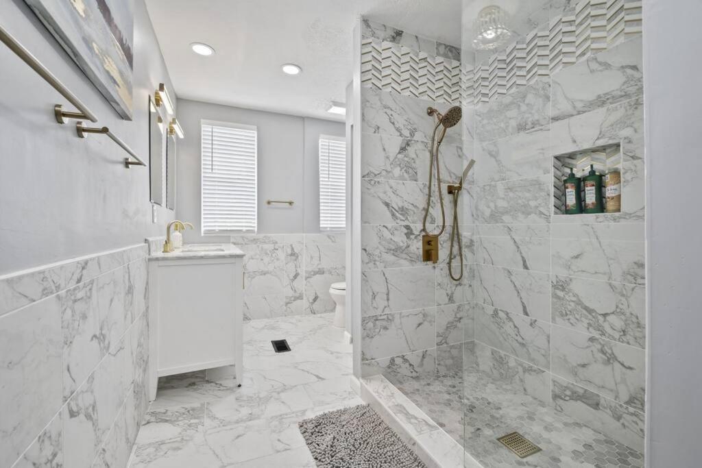 3BR Charming Home with Fireplace