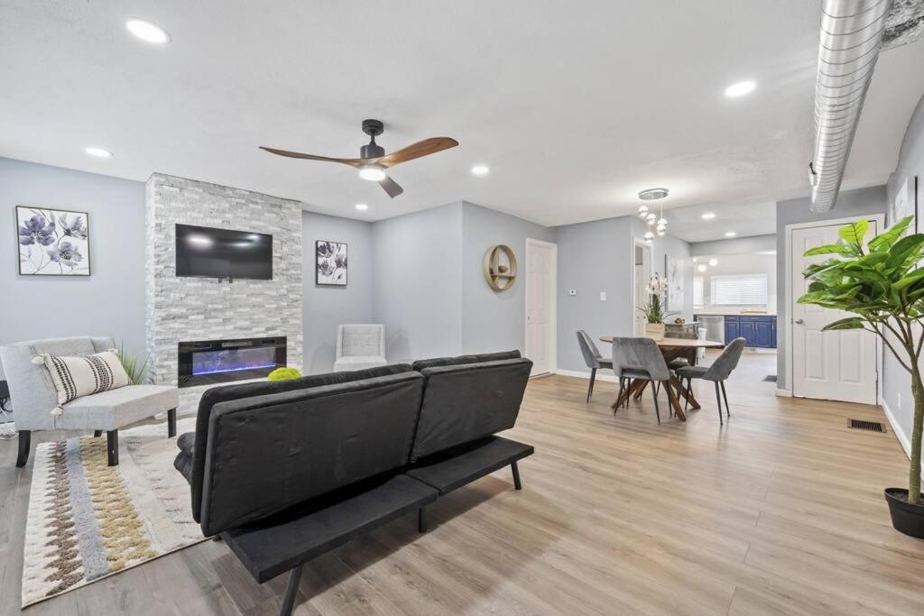 3BR Charming Home with Fireplace