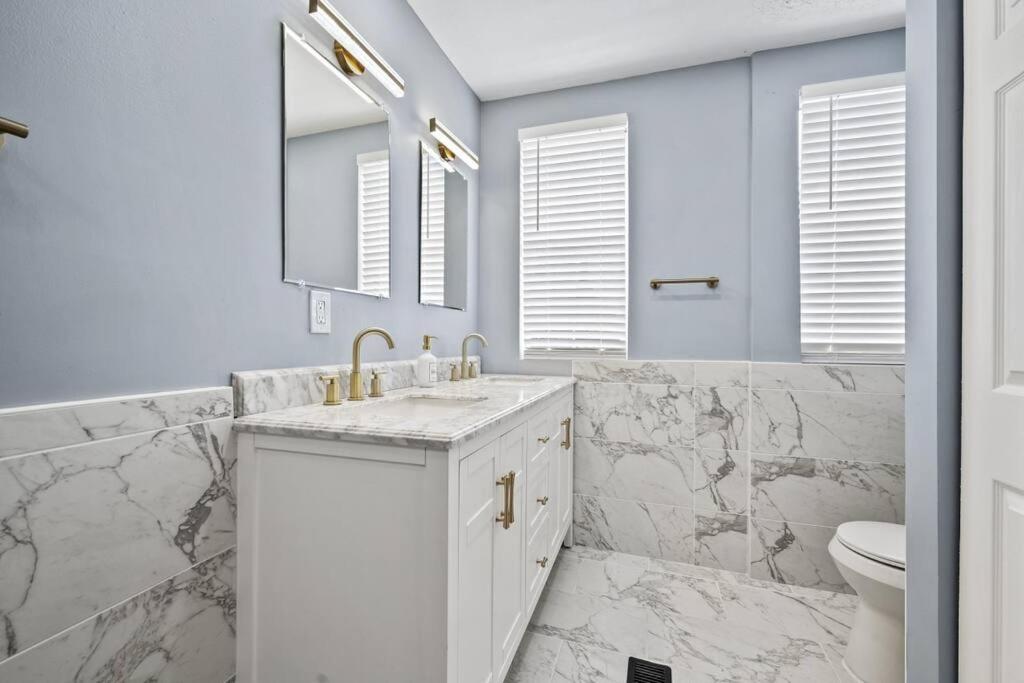 3BR Charming Home with Fireplace