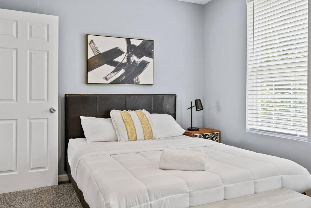 3BR Charming Home with Fireplace