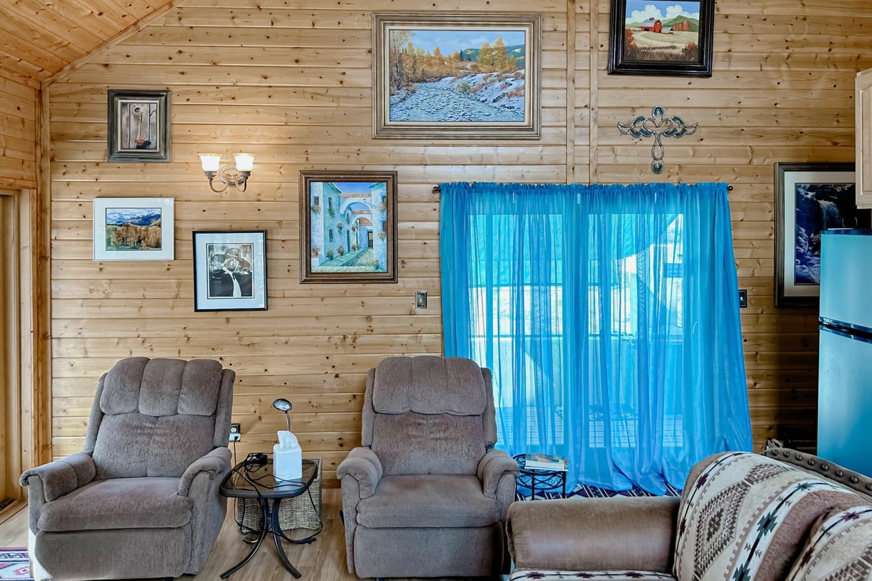 Hike, Fish and Relax Secluded Miami Retreat with Deck