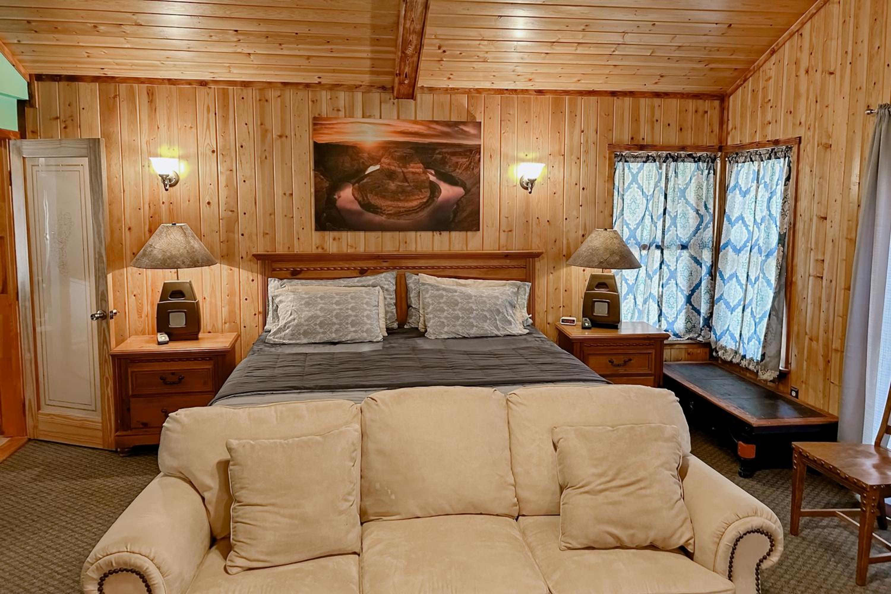 Hike, Fish and Relax Secluded Miami Retreat with Deck