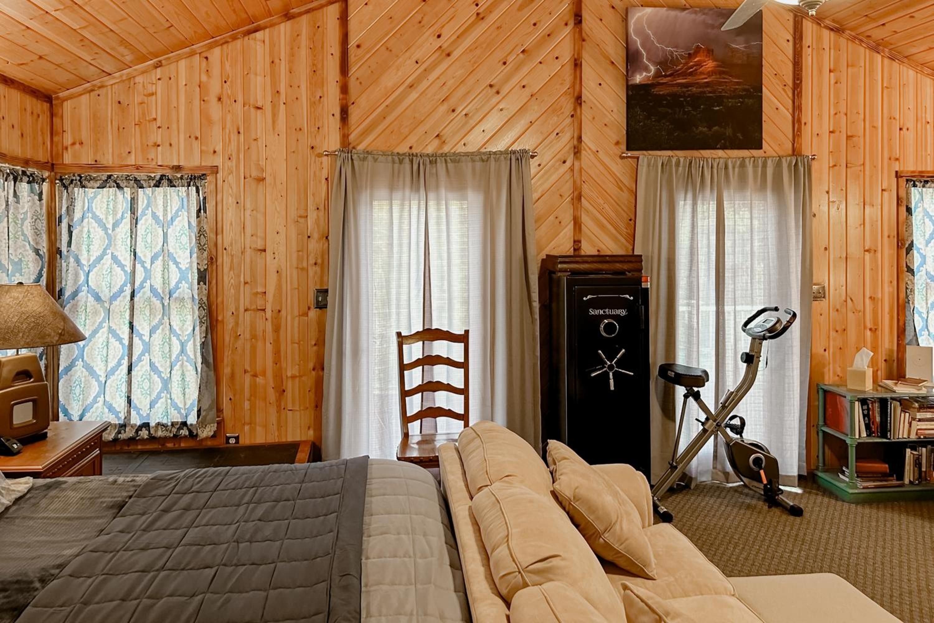 Hike, Fish and Relax Secluded Miami Retreat with Deck