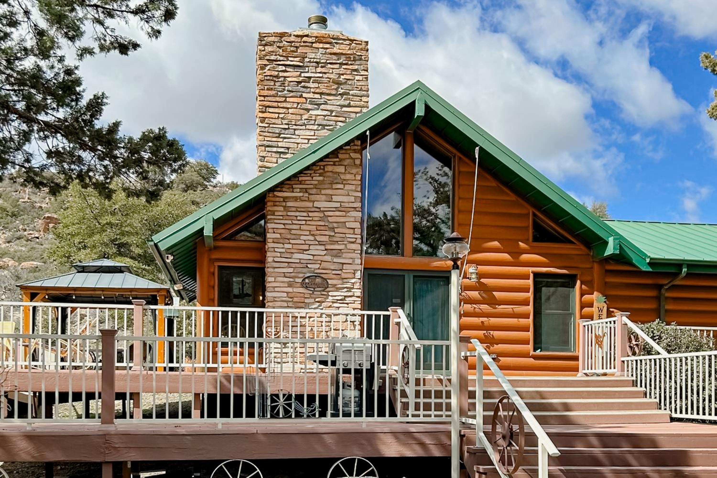 Hike, Fish and Relax Secluded Miami Retreat with Deck