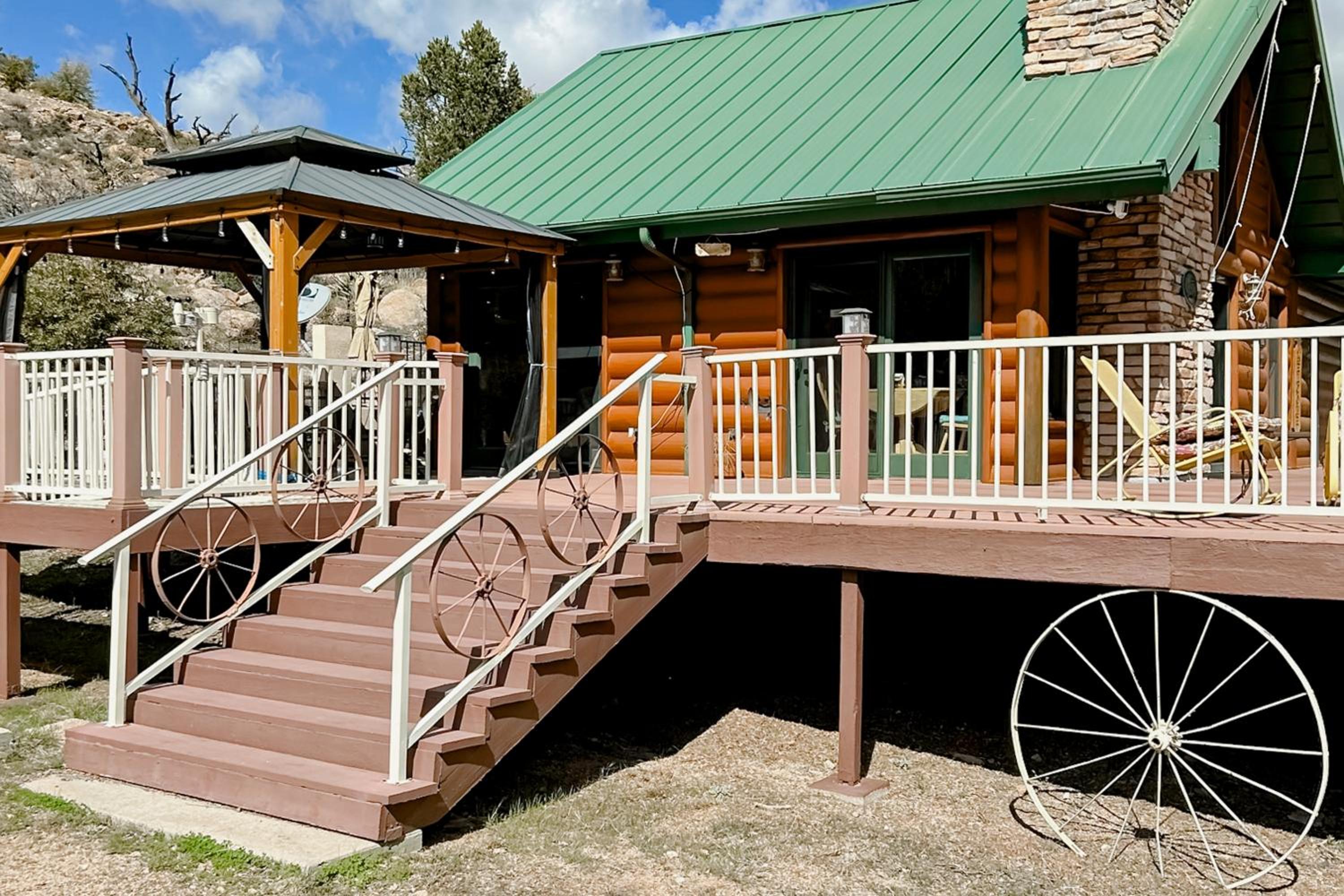 Hike, Fish and Relax Secluded Miami Retreat with Deck