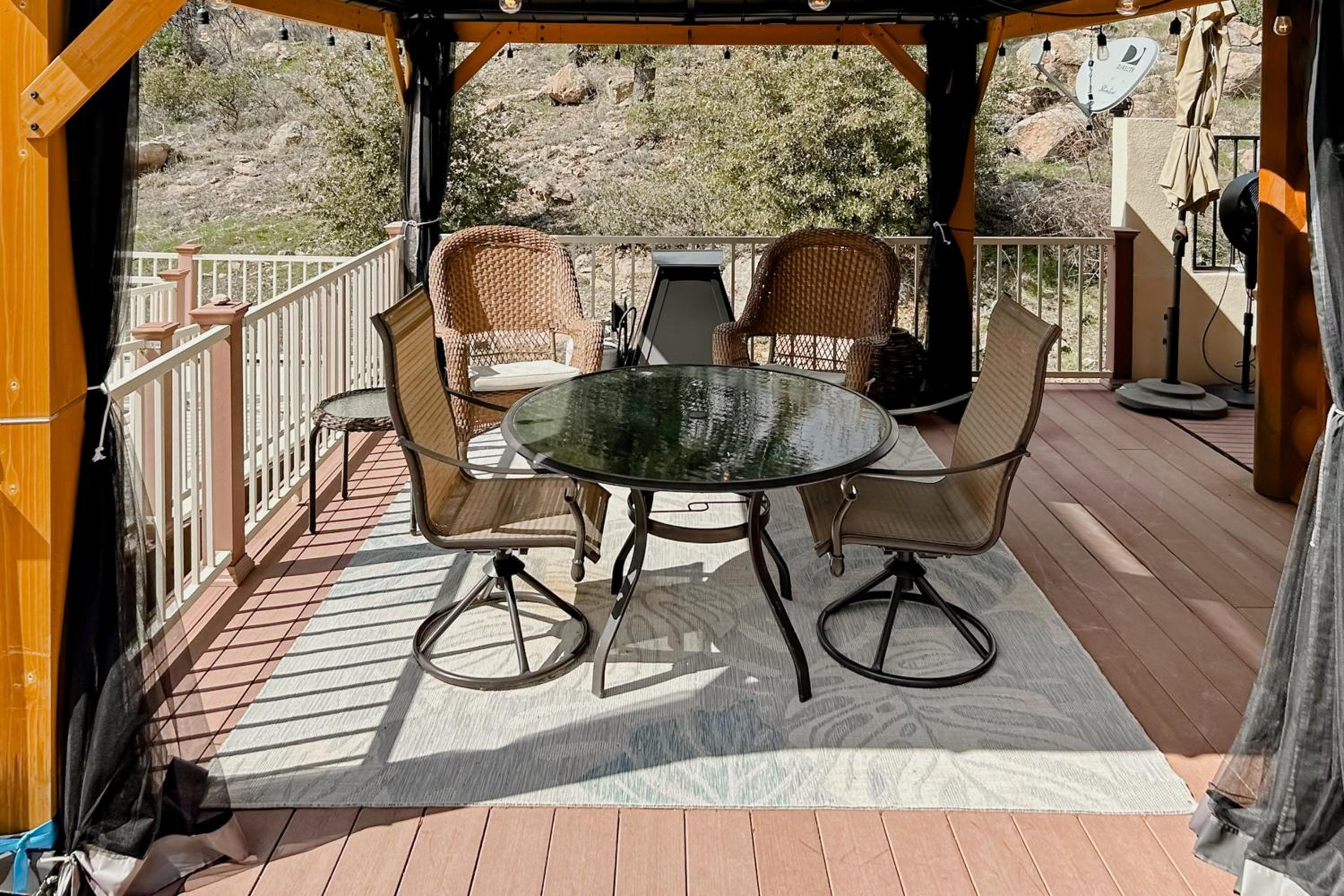 Hike, Fish and Relax Secluded Miami Retreat with Deck