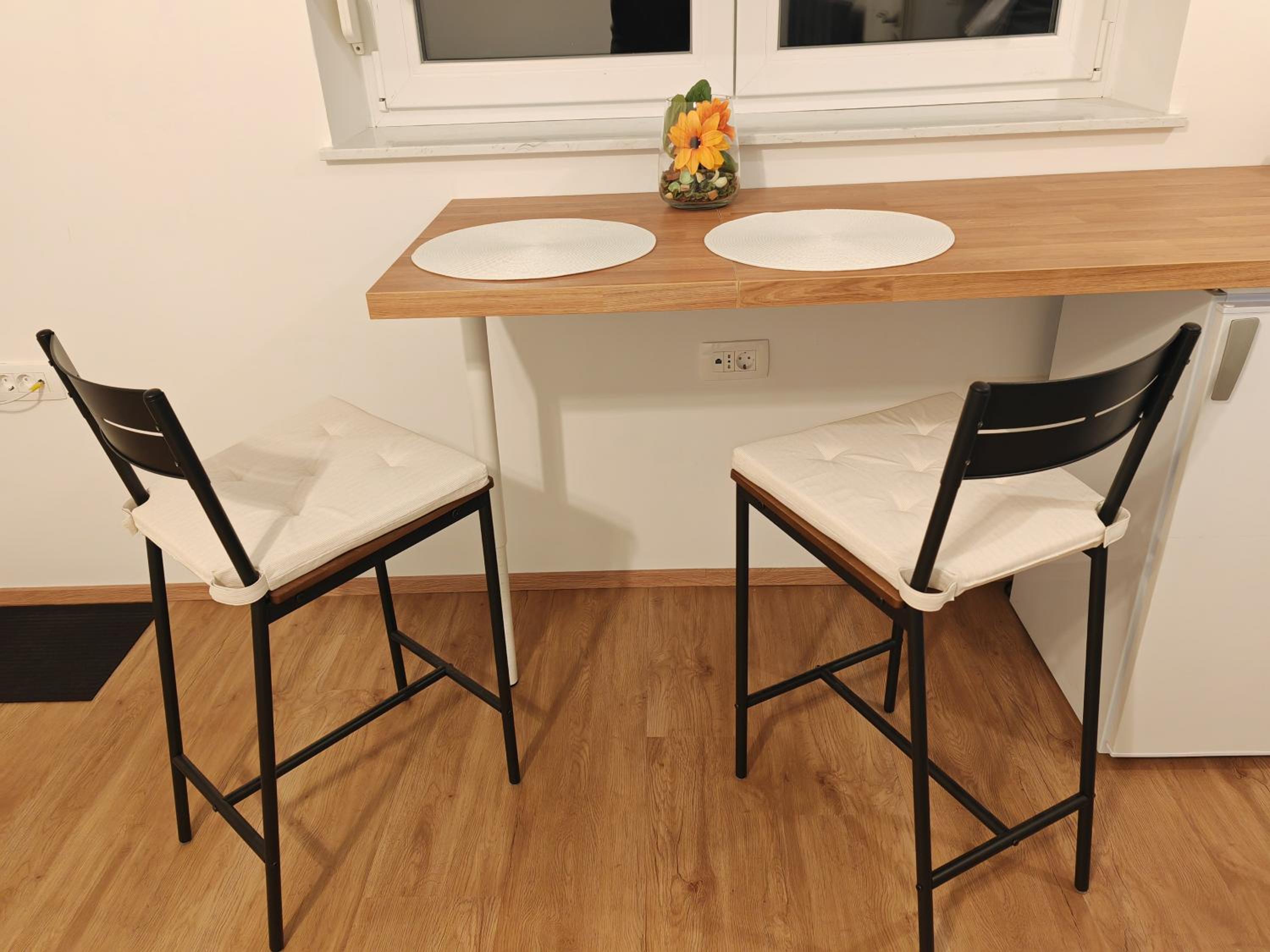 YELLOW APARTMENT WITH FREE PARKING view 3