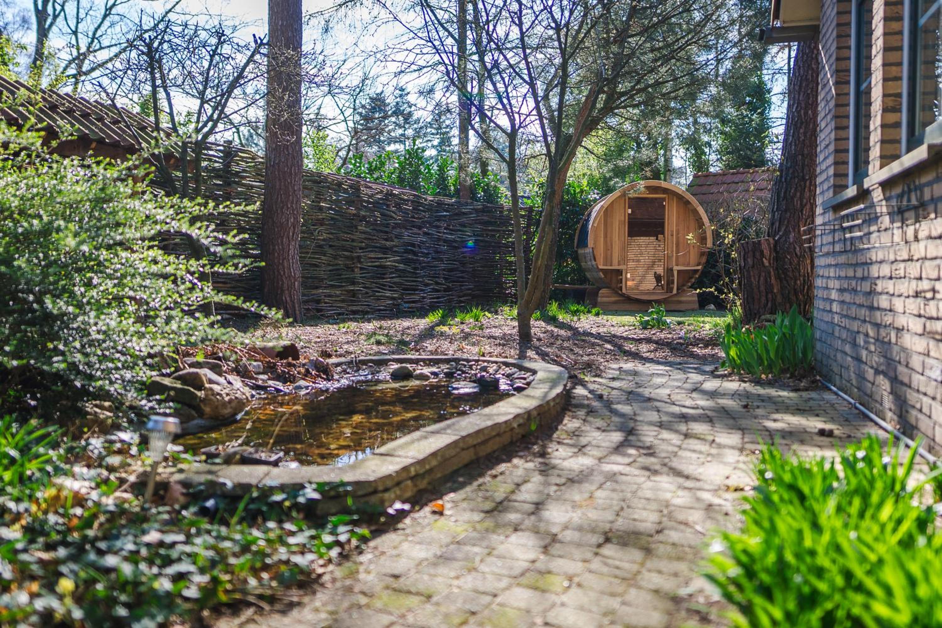 Wellnesshuis met jacuzzi en sauna in het bos view 4