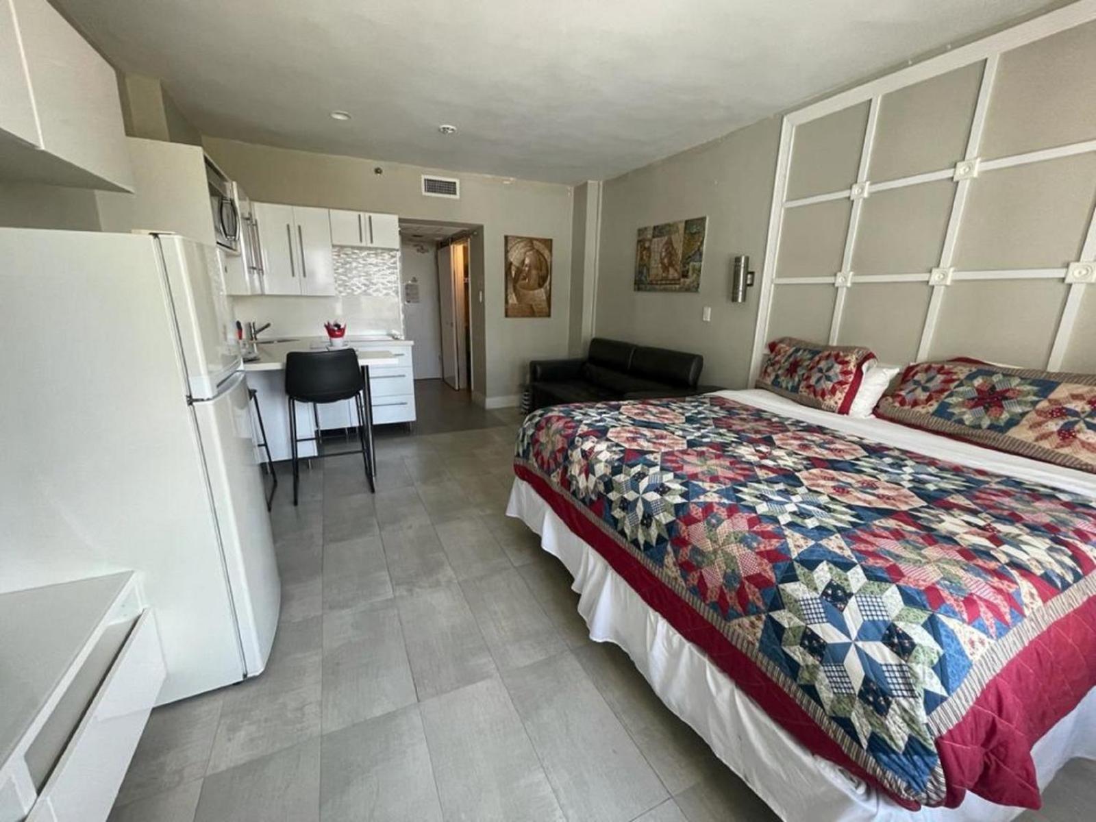 Oceanfront Miami Beach Studio 925 view 5