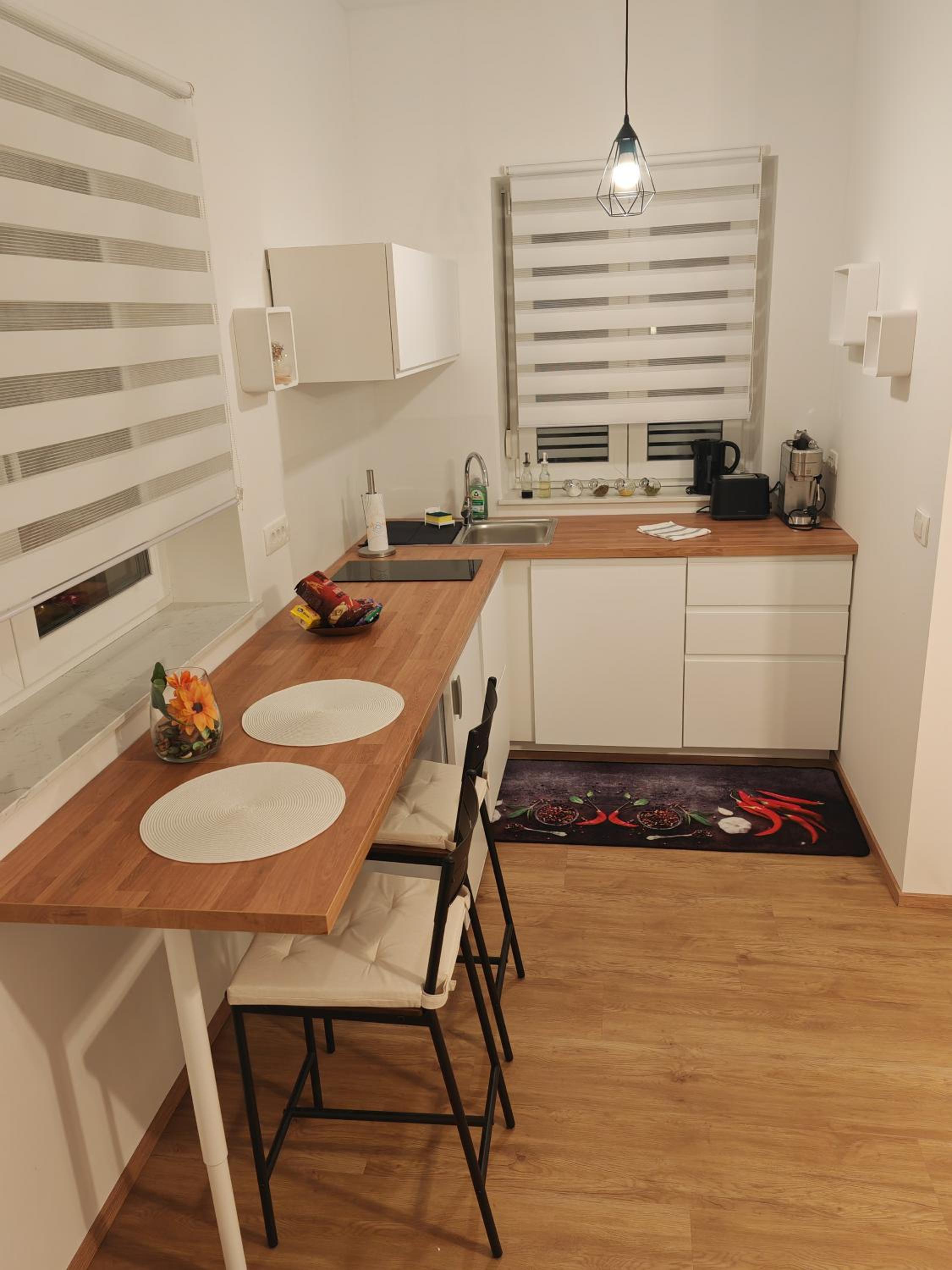 YELLOW APARTMENT WITH FREE PARKING view 4