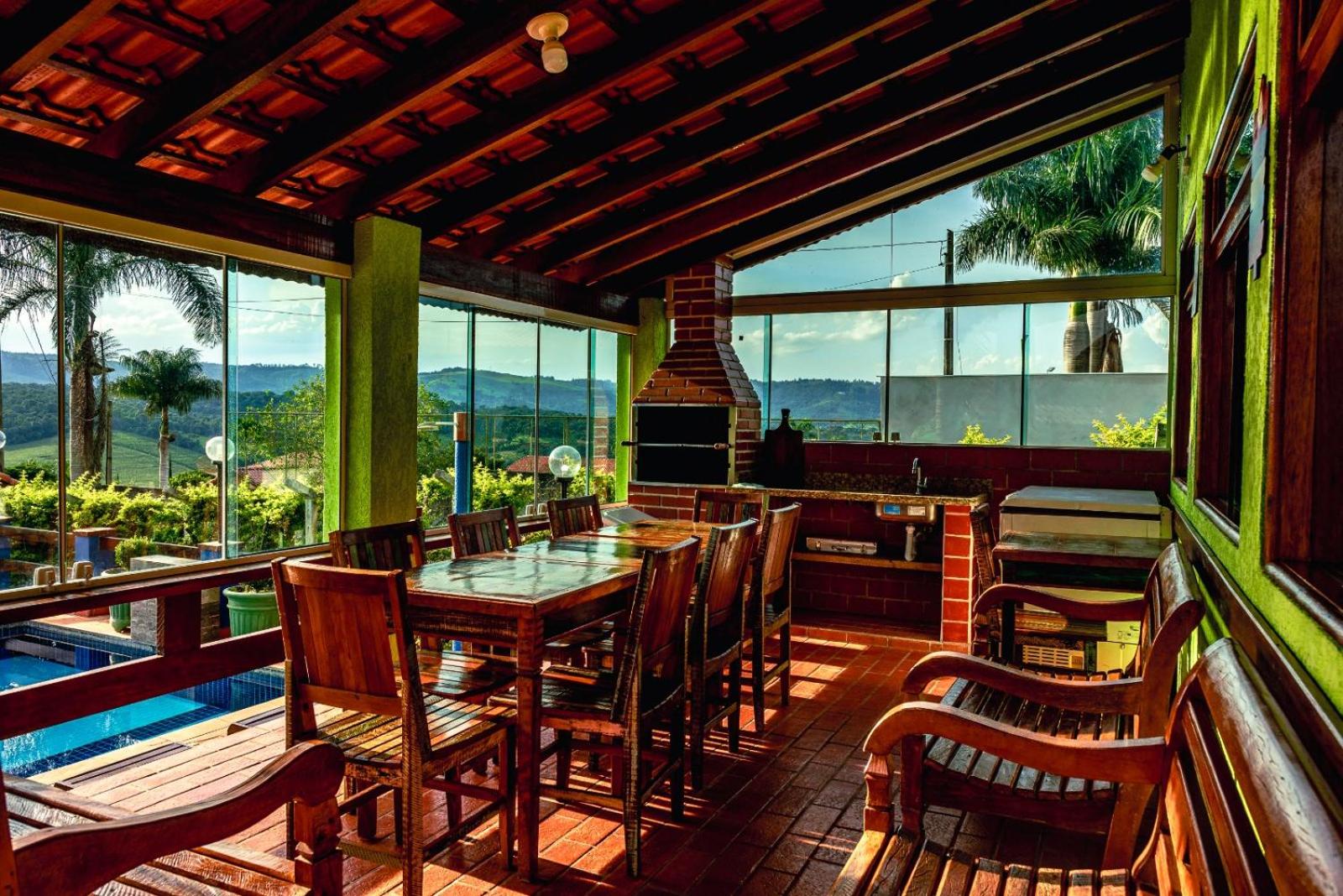 CHÁCARA TOP, com VISTA das Montanhas, PISCINA, PET FRIENDLY,, ESTACIONAMENTO ,Wi-Fi 213 Mbps