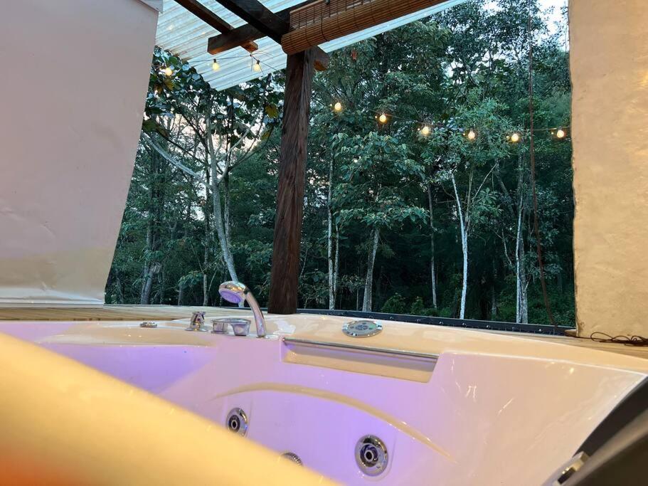 Cálida cabaña aeropuerto mde jacuzzi malla vista al bosque y wifi