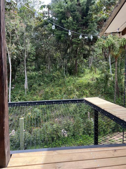Cálida cabaña aeropuerto mde jacuzzi malla vista al bosque y wifi