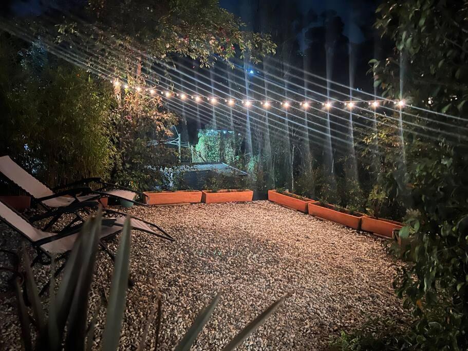 Cálida cabaña aeropuerto mde jacuzzi malla vista al bosque y wifi