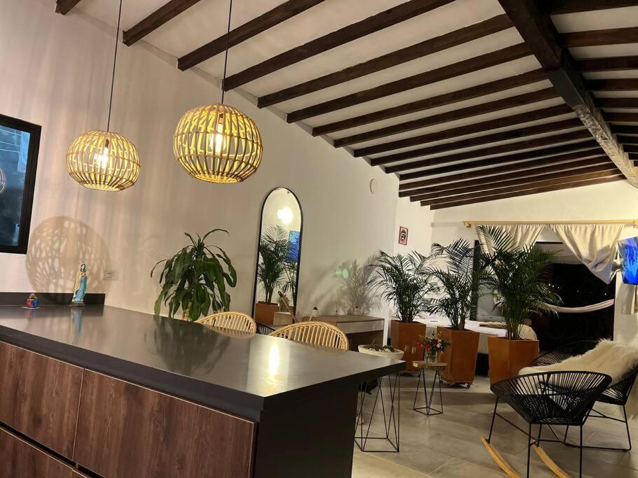 Cálida cabaña aeropuerto mde jacuzzi malla vista al bosque y wifi