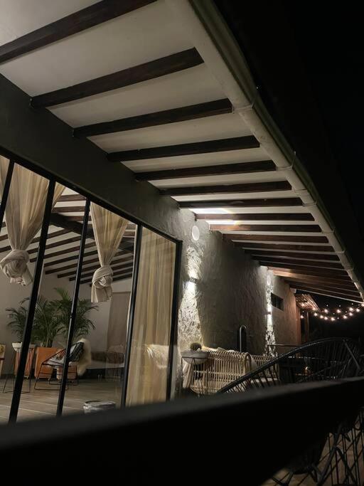 Cálida cabaña aeropuerto mde jacuzzi malla vista al bosque y wifi