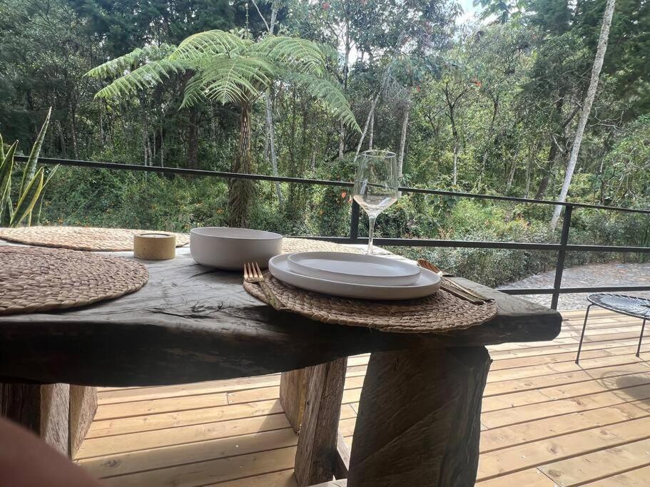 Cálida cabaña aeropuerto mde jacuzzi malla vista al bosque y wifi