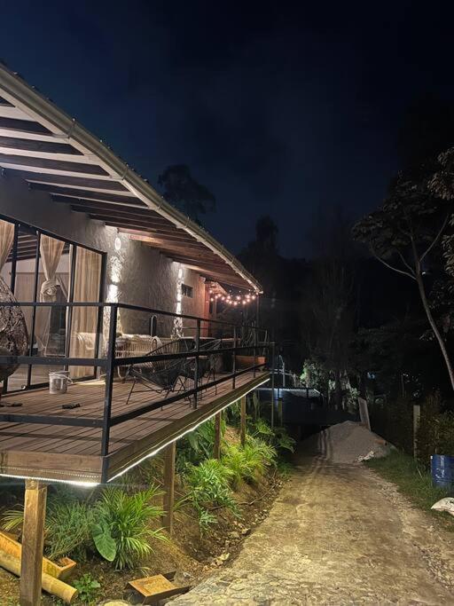 Cálida cabaña aeropuerto mde jacuzzi malla vista al bosque y wifi