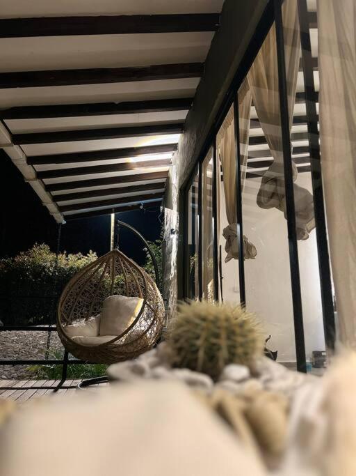 Cálida cabaña aeropuerto mde jacuzzi malla vista al bosque y wifi