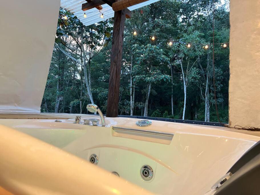 Cálida cabaña aeropuerto mde jacuzzi malla vista al bosque y wifi