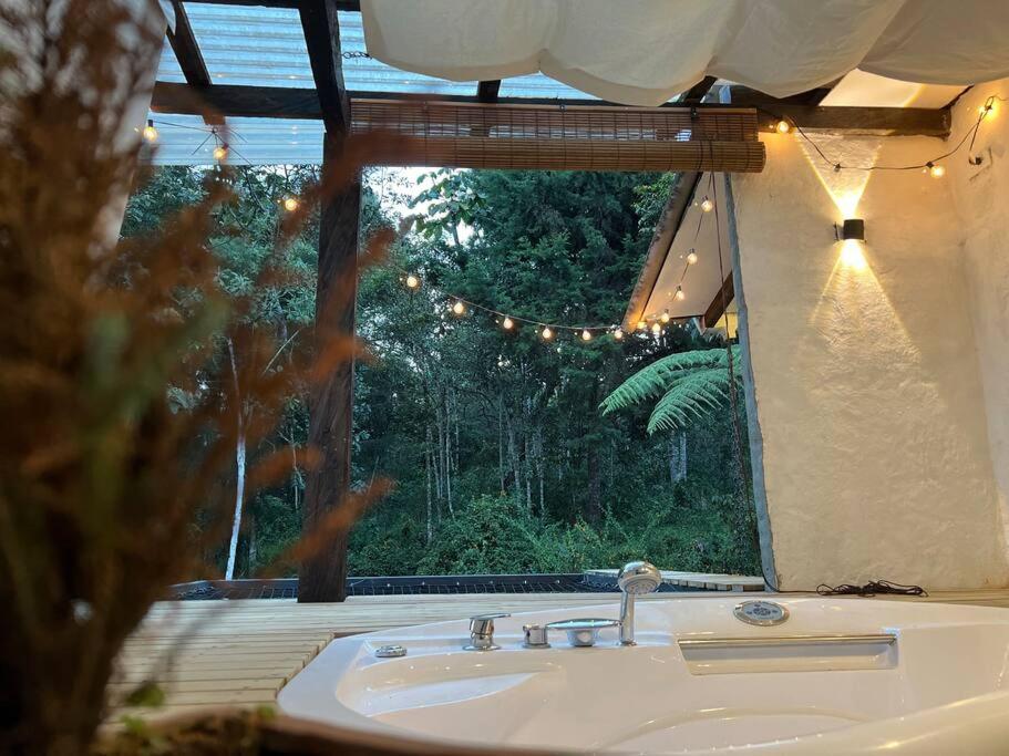 Cálida cabaña aeropuerto mde jacuzzi malla vista al bosque y wifi