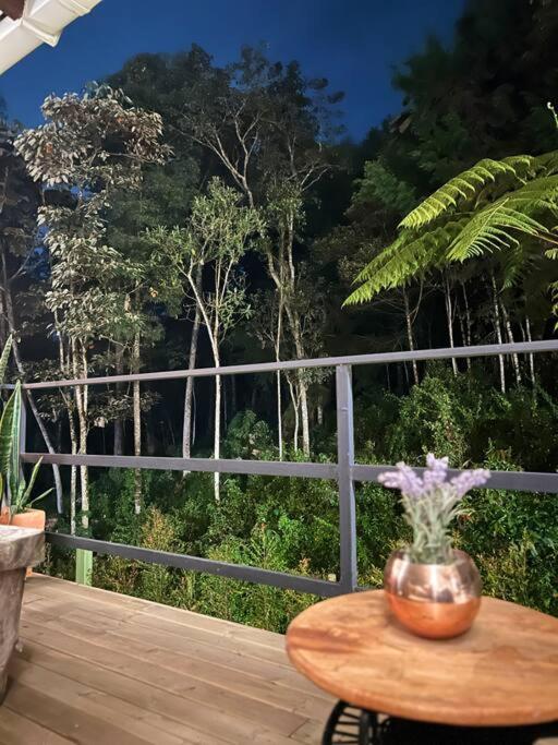 Cálida cabaña aeropuerto mde jacuzzi malla vista al bosque y wifi