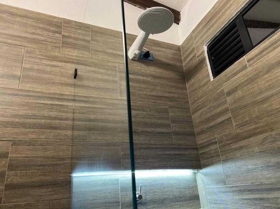 Cálida cabaña aeropuerto mde jacuzzi malla vista al bosque y wifi