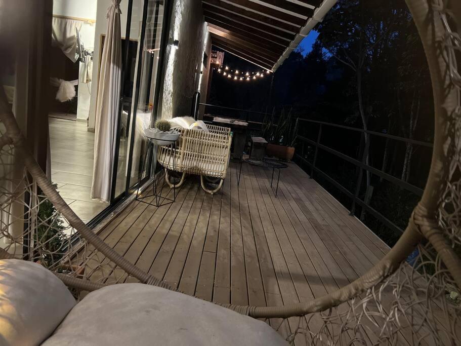 Cálida cabaña aeropuerto mde jacuzzi malla vista al bosque y wifi