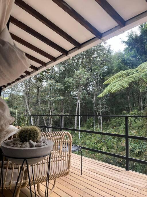 Cálida cabaña aeropuerto mde jacuzzi malla vista al bosque y wifi