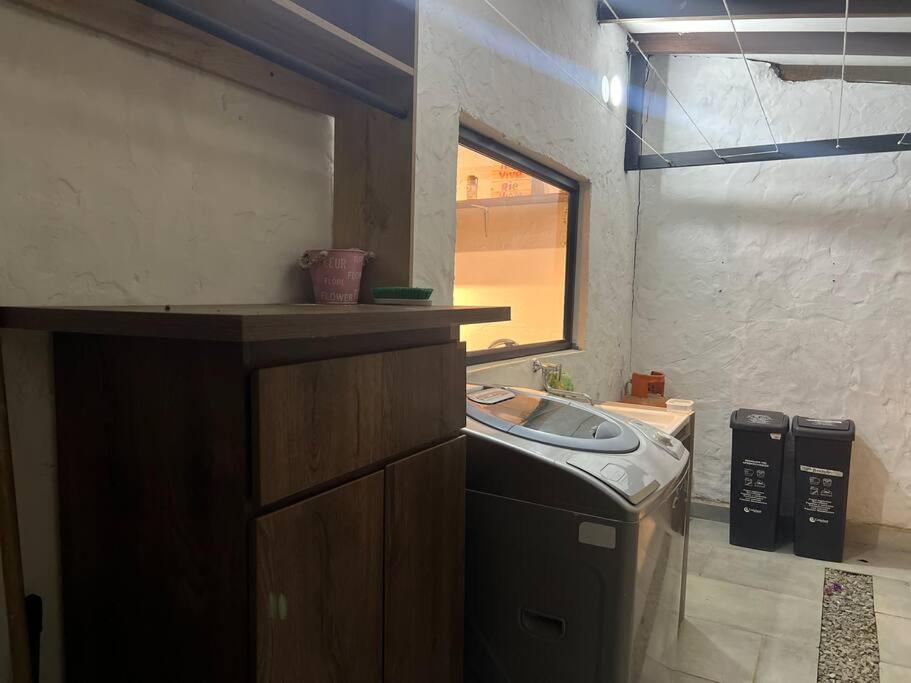 Cálida cabaña aeropuerto mde jacuzzi malla vista al bosque y wifi