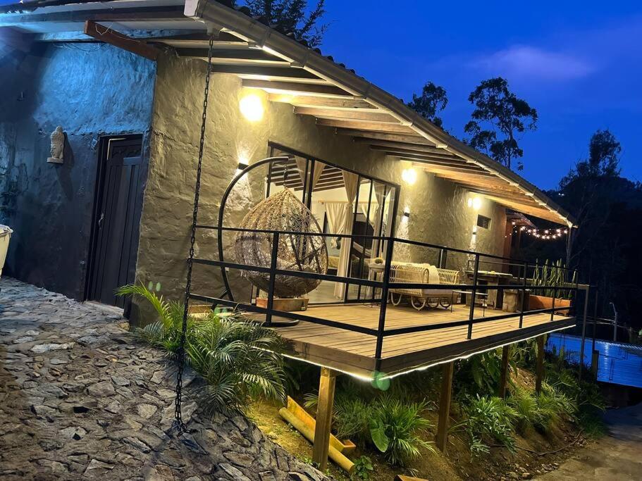 Cálida cabaña aeropuerto mde jacuzzi malla vista al bosque y wifi