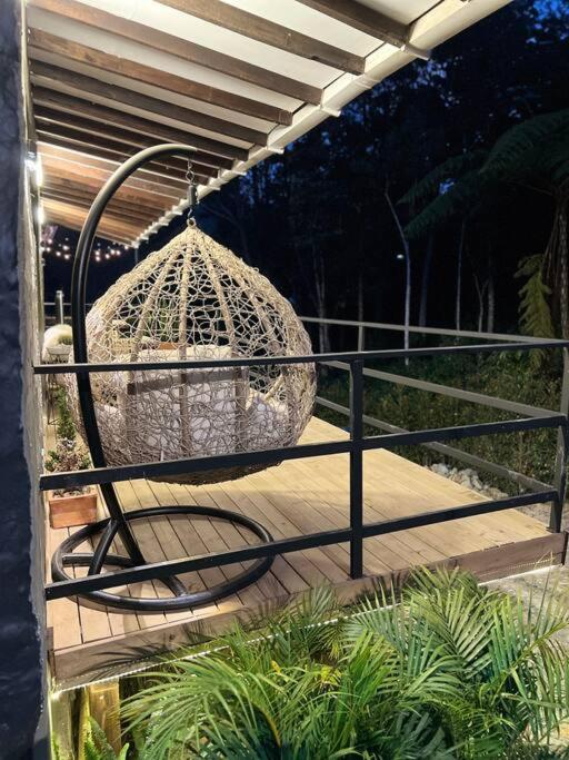Cálida cabaña aeropuerto mde jacuzzi malla vista al bosque y wifi