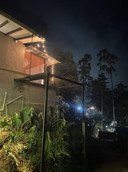 Cálida cabaña aeropuerto mde jacuzzi malla vista al bosque y wifi