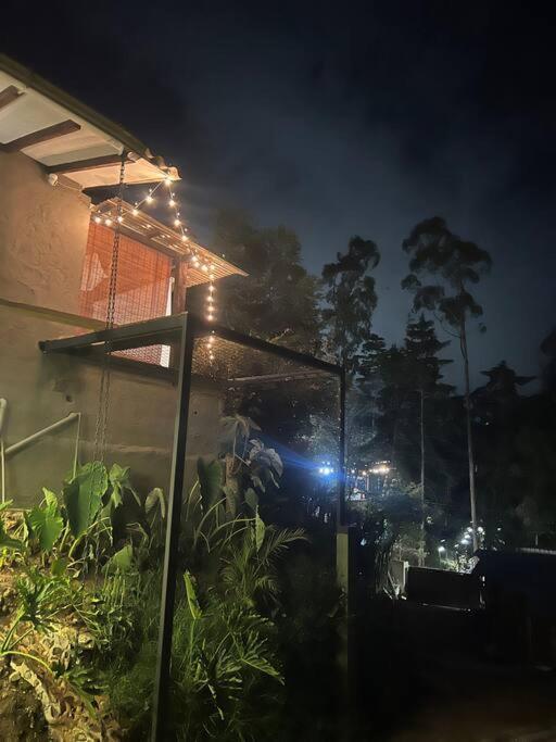 Cálida cabaña aeropuerto mde jacuzzi malla vista al bosque y wifi