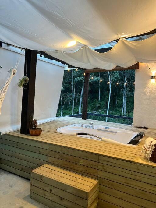 Cálida cabaña aeropuerto mde jacuzzi malla vista al bosque y wifi