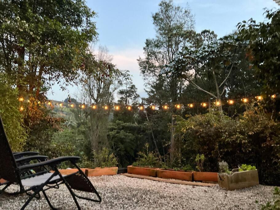 Cálida cabaña aeropuerto mde jacuzzi malla vista al bosque y wifi