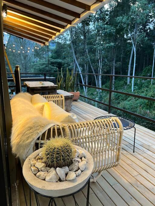 Cálida cabaña aeropuerto mde jacuzzi malla vista al bosque y wifi