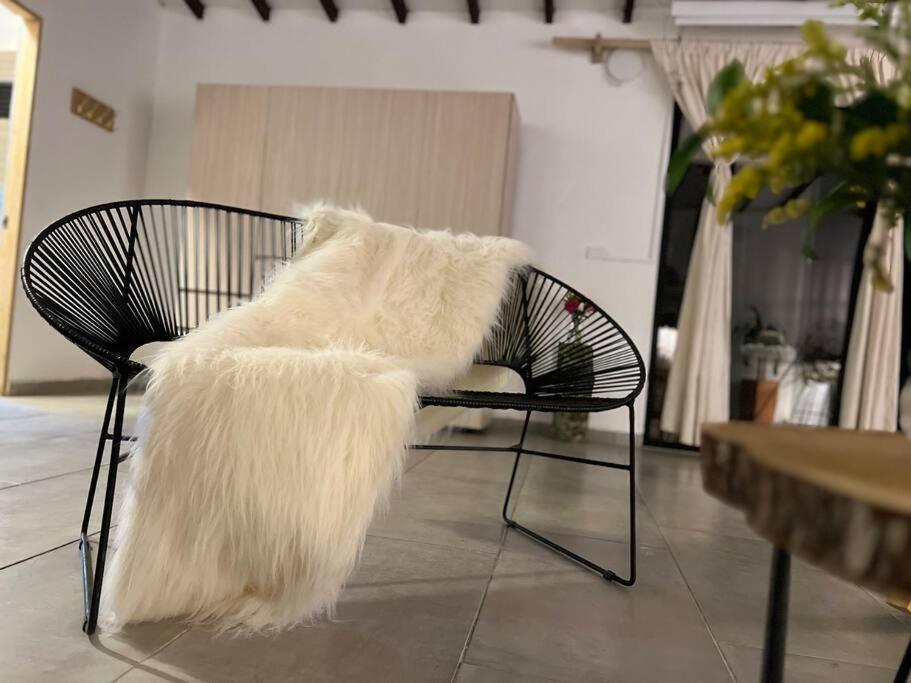 Cálida cabaña aeropuerto mde jacuzzi malla vista al bosque y wifi