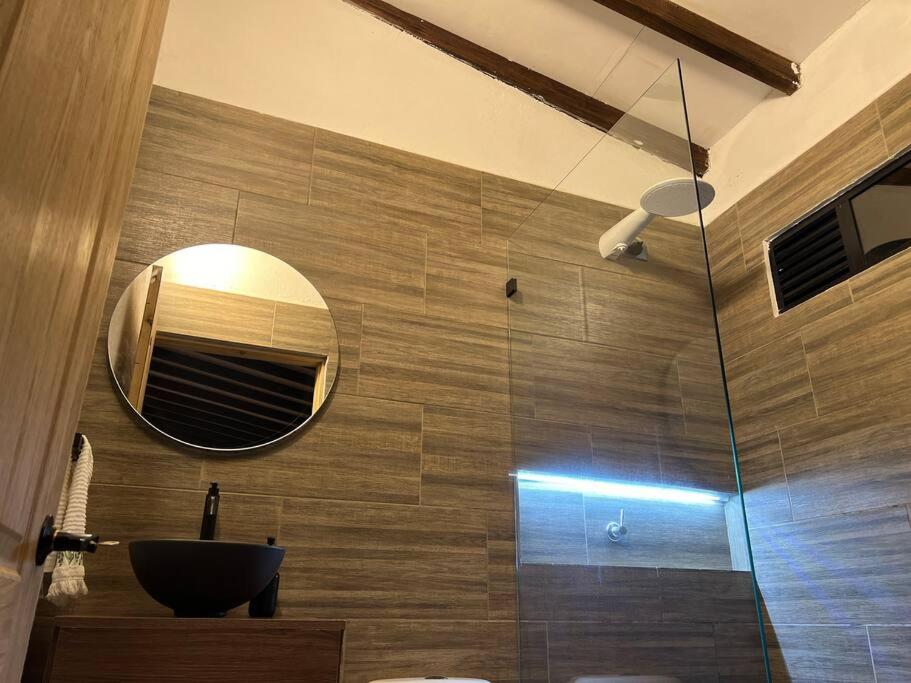 Cálida cabaña aeropuerto mde jacuzzi malla vista al bosque y wifi