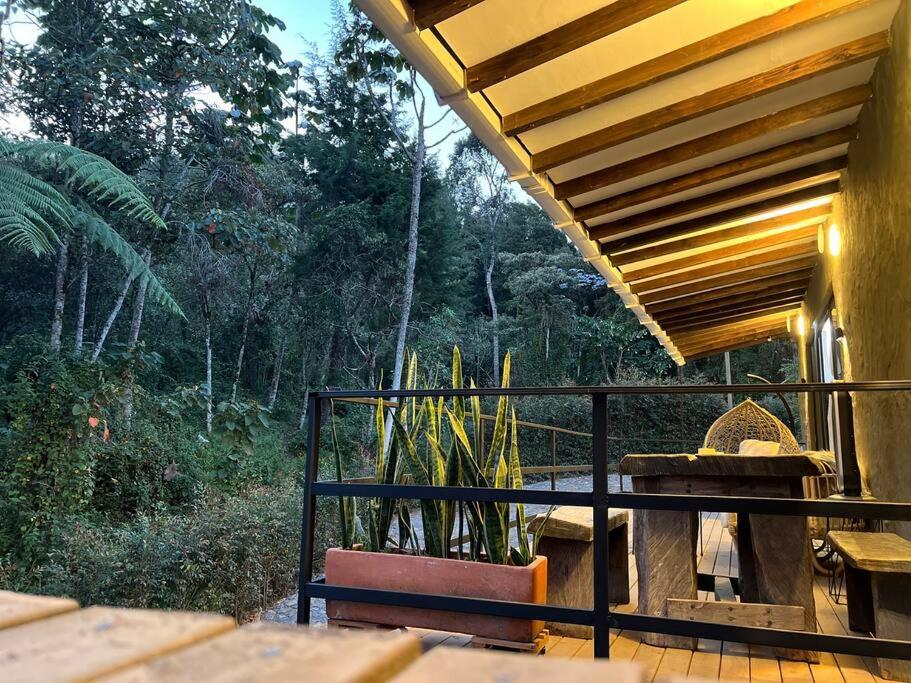 Cálida cabaña aeropuerto mde jacuzzi malla vista al bosque y wifi