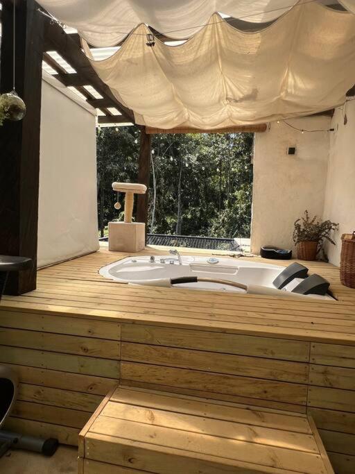 Cálida cabaña aeropuerto mde jacuzzi malla vista al bosque y wifi