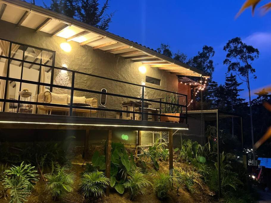 Cálida cabaña aeropuerto mde jacuzzi malla vista al bosque y wifi