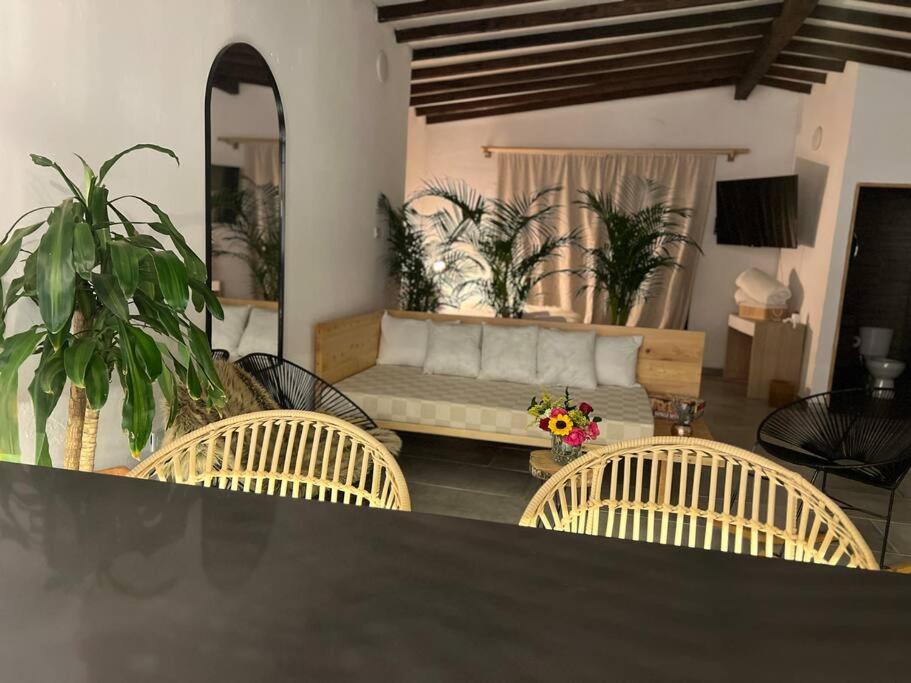 Cálida cabaña aeropuerto mde jacuzzi malla vista al bosque y wifi