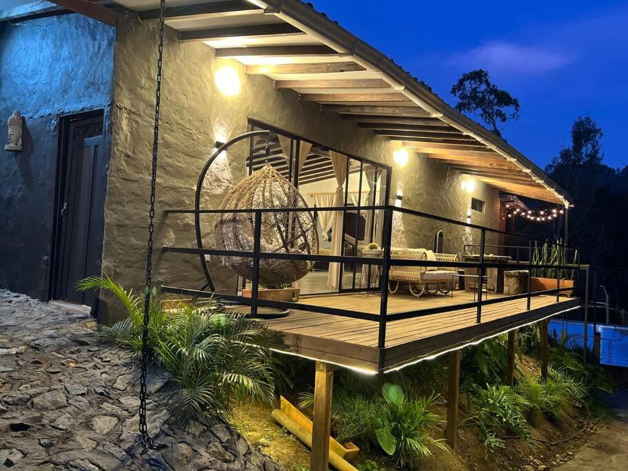 Cálida cabaña aeropuerto mde jacuzzi malla vista al bosque y wifi