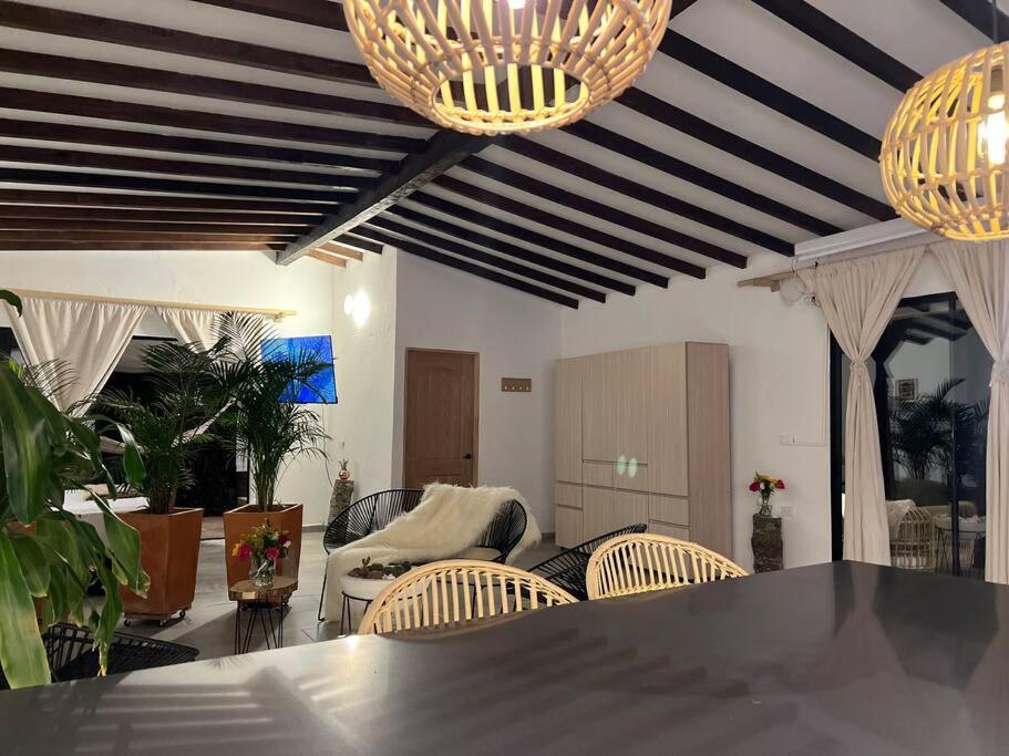Cálida cabaña aeropuerto mde jacuzzi malla vista al bosque y wifi