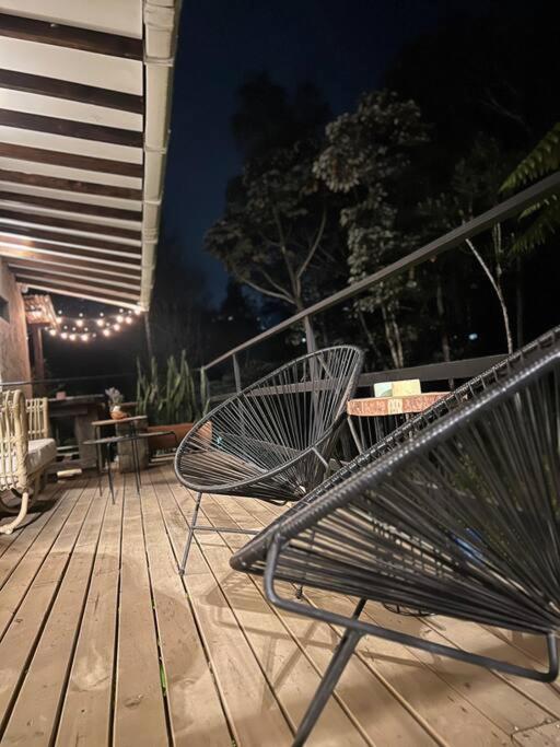 Cálida cabaña aeropuerto mde jacuzzi malla vista al bosque y wifi